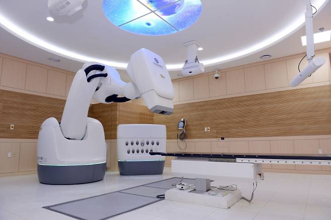 연세암병원이 유방암 로봇 방사선치료 500례를 돌파한 Robotic-IMRT(세기조절 방사선 치료기).