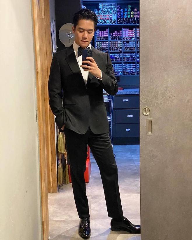 Actor Ha Seok-jin boasted a nice suit fit.On December 30, CJS Entertainments official Instagram posted Ha Seok-jin, who met with Seojin when I was the most beautiful in the fashionable suit Ha Seok-jin # Seojin, is now in the # MBC acting category.In the photo, Ha Seok-jin is dressed in a black suit. The handsome features revealed by his perfectly over-headed hair catch his eye.The same ratio as the model of Hwaseokjin that blends with the suit can not be taken away.