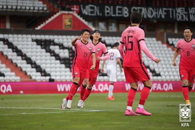 축구협회 100억원 손실… 유럽 A매치서 황희찬 등 확진 - 지난달 17일 오스트리아 마리아 엔처스도르프의 BSFZ 아레나에서 열린 한국과 카타르의 축구대표팀 평가전에서 황희찬(왼쪽)이 선제골을 터트린 뒤 기뻐하는 모습. 축구대표팀은 A매치 원정에서 다수의 코로나19 확진자가 발생해 비상이 걸렸다. 대한축구협회 제공