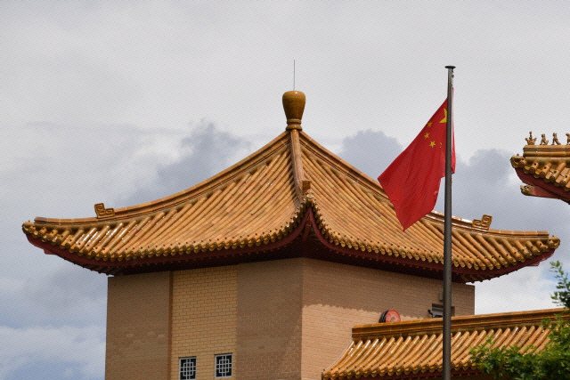 호주와 중국의 갈등이 심해지는 가운데 16일(현지 시간) 호주 캔버라의 중국 대사관에 중국 국기가 걸려 있다./EPA연합뉴스