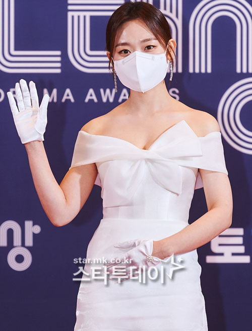 Actor Kim Seul-gi poses at the 2020 MBC Acting Grand Prize Awards held at MBC Public Hall in Sangam-dong, Seoul on the afternoon of the 30th.The awards were made by broadcaster Kim Sung-joo as a sole MC, and the safety of all performers and staff was the top priority in preparation for the new coronavirus infection (Corona 19), and it was conducted in accordance with the government guidelines related to broadcasting production.