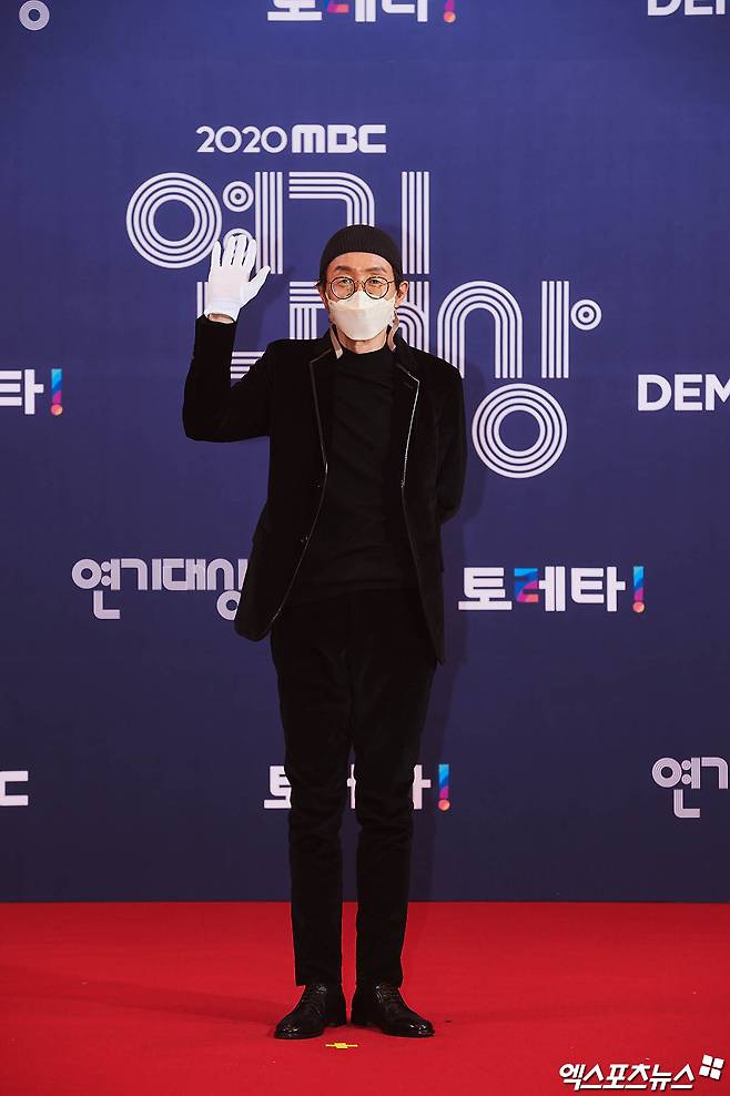 Actor Nam Moon-Chul, who attended the 2020 MBC Acting Grand Prize Red Carpet event held at MBC New Building in Sangam-dong, Seoul on the afternoon of the 30th, has photo time.