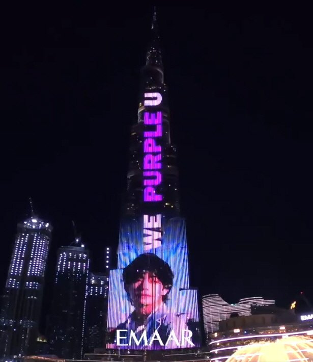 Seoul:) A super-sized LED show was held at the Worlds tallest building, Burj Khalifa, in Dubai, United Arab Emirates, celebrating the birthday of the group BTS (BTS) V.Photo A video of a V birthday lighting show posted on official Twitter Inc. in Khalifa, Burj., on Thursday. 2020.12.30