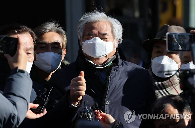 발언하는 전광훈 목사 (서울=연합뉴스) 김인철 기자 = 공직선거법 위반과 명예훼손 혐의로 재판에 넘겨졌다 1심에서 무죄를 선고받은 전광훈 사랑제일교회 목사가 30일 서초구 서울중앙지법을 나서며 발언하고 있다. 2020.12.30 yatoya@yna.co.kr