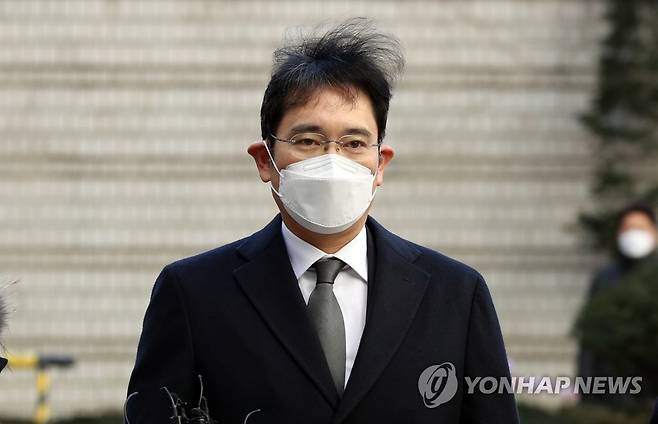 '국정농단' 파기환송심 공판 출석하는 이재용 (서울=연합뉴스) 김인철 기자 = 이재용 삼성전자 부회장이 30일 오후 서초구 서울고등법원에서 열리는 '국정농단' 사건 파기환송심 속행 공판에 출석하기 위해 법정으로 향하고 있다. yatoya@yna.co.kr