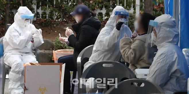25일 오후 서울 동작구청 주차장에 마련된 선별진료소를 찾은 시민들이 무료로 코로나19 검사를 받고 있다. (사진=연합뉴스)