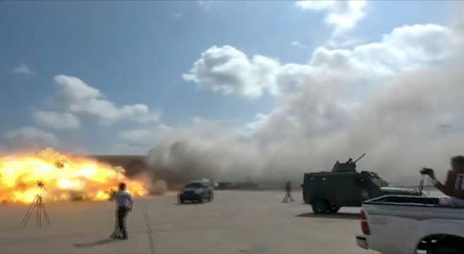 예멘 남부 아덴에 있는 공항의 폭발 모습(사진=AFP)