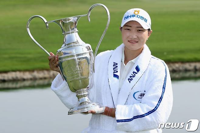 이미림이 13일(현지시간) 캘리포니아주 랜초 미라지에서 열린 LPGA 투어 시즌 두 번째 메이저 대회인 ANA 인스피레이션에서 극적인 연장 우승을 차지한 뒤 트로피를 들고 기뻐하고 있다. © AFP=뉴스1 © News1 우동명 기자