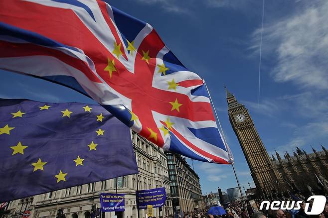 영국 국기와 유럽연합(EU) 국기 © AFP=뉴스1