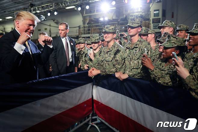 일본 가나가와현 요코스카시 미국 해군 기지를 방문한 도널드 트럼프 미국 대통령. © 로이터=뉴스1