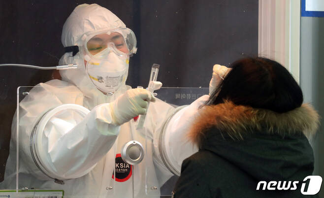 임시선별진료소에서 코로나19 검체 검사 받는 시민(자료사진)© News1