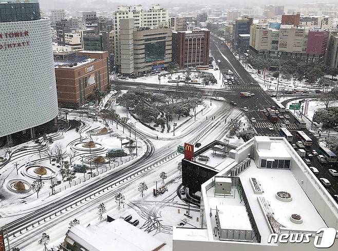 31일 제주시 노형오거리는 사회적 거리두기와 대설, 한파로 인해 비교적 한산한 모습을 보였다..2020.12.13 /뉴스1 © News1 홍수영 기자