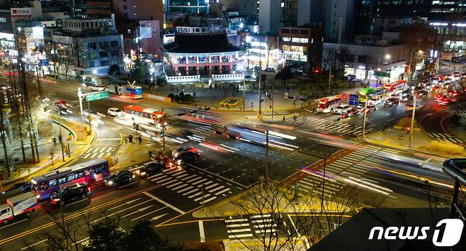 31일 오후 서울 종로구 보신각 주변이 교통통제 없이 정상 운행되고 있다. 올해 보신각 타종행사는 신종 코로나바이러스 감염증(코로나19)으로 인해 67년 만에 처음으로 비대면 방식으로 열린다. 2020.12.31/뉴스1 © News1 안은나 기자