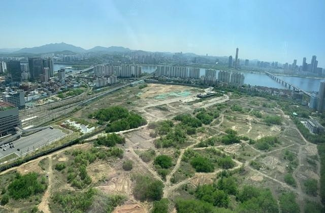 정부가 주택용지로 활용하겠다고 발표한 서울 용산 철도정비창 부지 전경. /고운호 기자