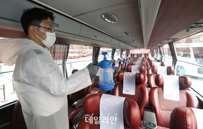3월 9일 서울 서초구 서울고속버스터미널에서 방역작업자들이 버스 방역 소독을 하고 있다. ⓒ데일리안 류영주 기자