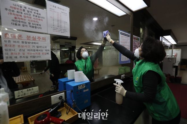 3월 20일 서울 송파구의 한 사우나에서 방역작업자들이 코로나19 확산 방지를 위해 방역 소독을 하고 있다. ⓒ데일리안 류영주 기자