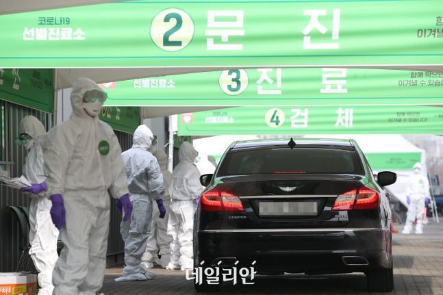 3월 3일 서울 송파구 잠실주경기장에 설치된 '드라이브 스루' 선별진료소에 시민들이 차량에 탑승한 채 진료를 받고 있다. ⓒ데일리안 류영주 기자