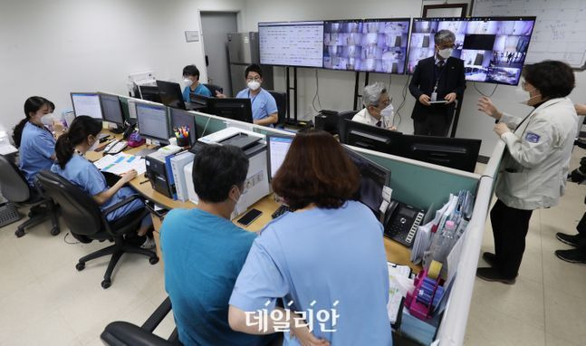 12월 18일 서울 은평구 서울소방학교 코로나19 은평생활치료센터에서 의료진들이 업무를 보고 있다. ⓒ데일리안 류영주 기자