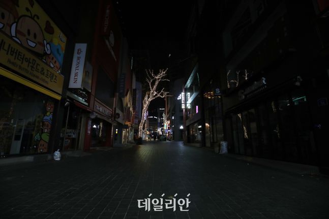 12월 7일 서울 중구 명동 거리 일대가 밤 9시를 기준으로 한산한 모습을 보이고 있다. ⓒ데일리안 류영주 기자