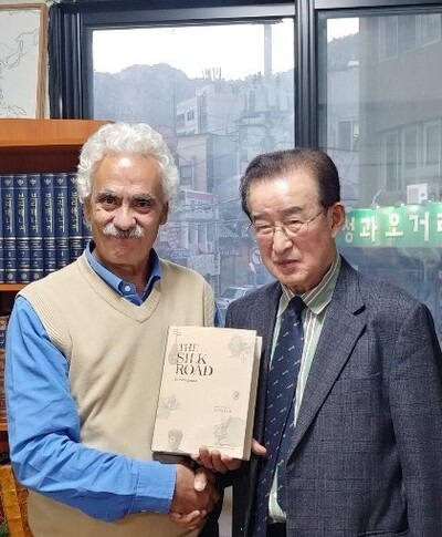 지난 2018년 10월 오수연 작가의 소개로 한국문명교류연구소를 방문한 자카리아 무함마드(왼쪽) 시인에게 정수일(오른쪽) 소장은 자신의 저서 <실크로드>를 선물했다. 이를 계기로 자카리아의 한국어판 시집 출간작업이 시작됐다. 한국문명교류연구소 제공