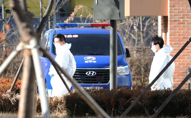 다수의 코로나19 확진자가 발생한 서울 송파구 동부구치소에서 30일 관계자들이 방호복을 입고 이동하고 있다. 배우한 기자