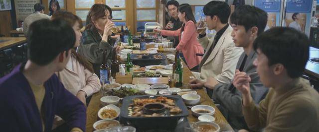 지난달 24일 방송된 KBS1 일일드라마 '누가 뭐래도'에서 나온 회식 장면. KBS1 방송 캡처