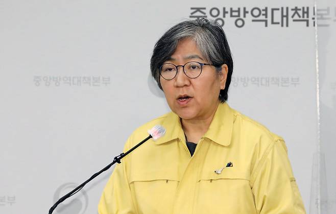 정은경 중앙방역대책본부장(질병관리청장)이 지난 14일 오후 충북 청주시 질병관리본부에서 코로나19 관련 정례브리핑을 하고 있다. 연합뉴스