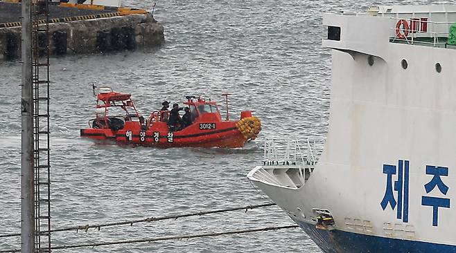 지난 31일 오전 제주해양경찰 수색팀이 제주항 인근 해상에서 침몰된 32명민호의 실종 선원들을 찾기 위한 수색 작업을 하고 있다. 연합뉴스