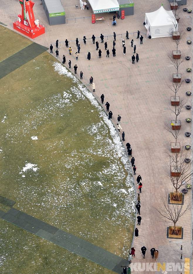 코로나19 확진자가 연일 1000명을 넘기고 있는 18일 오후 서울시청 앞 광장에 마련된 중구 임시 선별검사소에서 시민들이 검사를 받기 위해 줄을 서 대기하고 있다. 박태현 기자