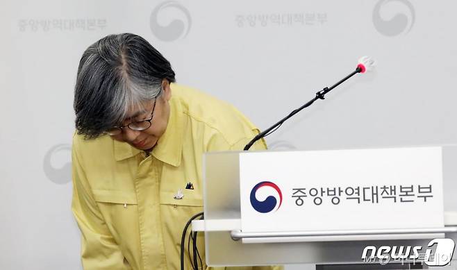 (청주=뉴스1) 장수영 기자 = 정은경 질병관리청장이 31일 충북 청주시 질병관리청 브리핑실에서 코로나19 백신 도입 관련 발표를 마친 뒤 인사하고 있다.   질병청은 오늘(31일) 모더나 코로나19 백신 3000만 회분을 선 구매 계약 체결을 완료했다고 밝혔다. 이는 당초 계약 협상을 추진하던 2000만 회분보다 2배로 늘어났으며 공급 시기는 내년 3분기에서 2분기로 앞당겨졌다고 설명했다.   이로써 정부가 구매한 백신은 총 5600만 명분으로 늘었다. 2020.12.31/뉴스1