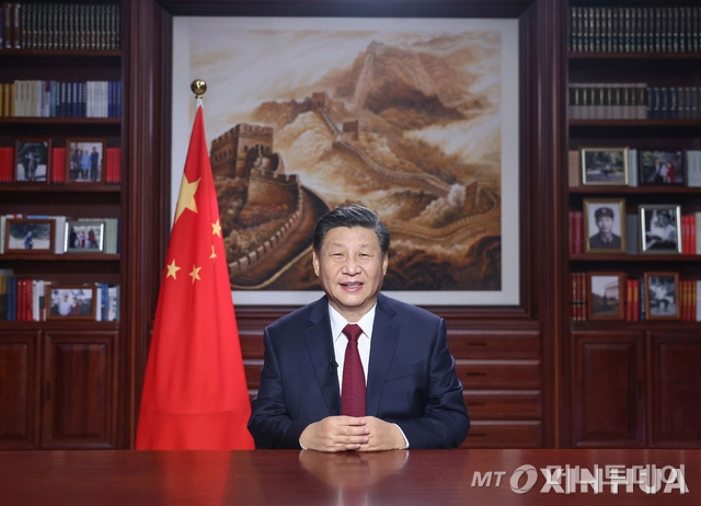 [베이징=신화/뉴시스]시진핑 중국 국가주석이 31일 저녁 베이징에서 2021년 신년사를 하고 있다. 2020.12.31.