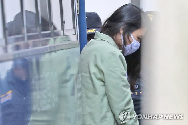 지난 2월 20일 오후 전 남편을 살해한 혐의로 1심 공판에서 무기징역을 선고받은 고유정이 교도소로 가는 호송차에 탑승하기 위해 제주지법에서 나오고 있다. 연합뉴스