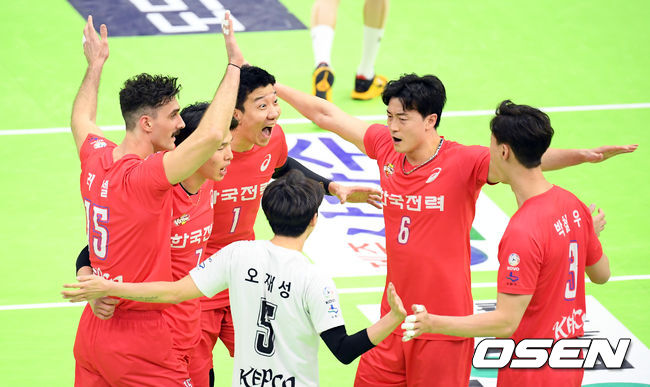[OSEN=수원, 조은정 기자] 한국전력 선수들이 득점에 기뻐하고 있다. /cej@osen.co.kr