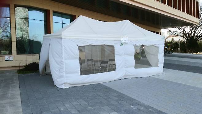 국회에 설치된 코로나19 관련 방역 텐트.