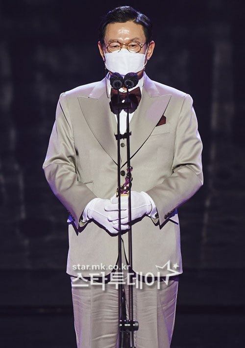 Actor Kim Eung-soo is telling his feelings after the Best Acting Award at the 2020 MBC Acting Grand Prize ceremony held at MBC Public Hall in Sangam-dong, Seoul on the afternoon of the 30th.The awards ceremony was held by broadcaster Kim Sung-joo as a sole MC, and the safety of all performers and staff was the top priority in preparation for the new coronavirus infection (Corona 19), and it was conducted thoroughly in accordance with the government guidelines related to broadcasting production.