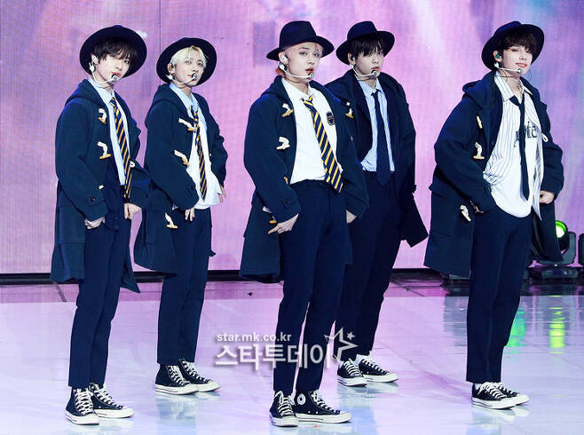 A joint artist performance titled 2021 New Years Eve Live (NEW YEARS EVE LIVE) belonging to Big Hit Labels, which belongs to the group bts (BTS), was held in KINTEX, Goyang City on the evening of the 31st.The concert will include BTS (BTS) and TOMORROW X TOGETHER (TXT), New East and category from Lee Hyun and Pledice Entertainment, Girlfriend from Sos Music, and EnHYPEN from Big Hit and CJ ENM Joint Venture Bilip Lab. The singers of the year were out.