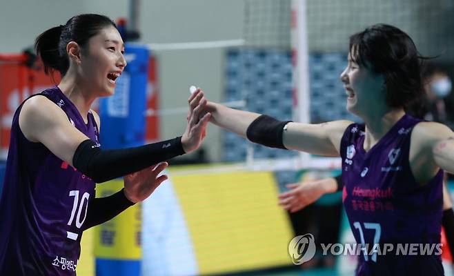 하이파이브하는 김연경(좌)과 이재영(우) [연합뉴스 자료사진]