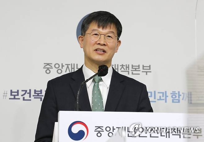 2021년 의사 국시 시행 방안은? (세종=연합뉴스) 김주형 기자 = 이기일 보건복지부 보건의료정책실장이 31일 오전 세종시 정부세종청사에서 2021년 의사 국시 시행방안에 대한 취재진의 질문에 답변하고 있다.  kjhpress@yna.co.kr