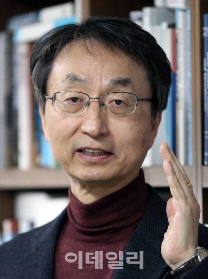 이용만(62) 한성대 부동산교수가 지난해 12월31일 서울 삼선동 한성대학교에서 이데일리와 인터뷰하고 있다. 이 교수는 “올해 집값과 전섯값도 상승세를 유지할 것”이라고 했다.(사진=김태형 기자)