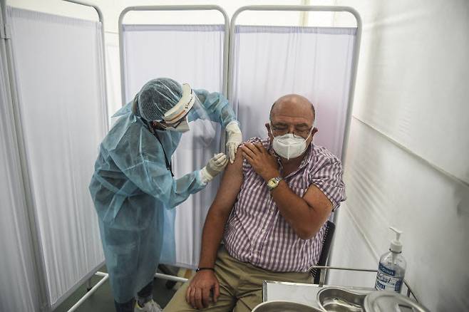 지난 9일 페루 리마의 대학병원에서 중국 시노팜의 코로나19 백신 임상시험을 진행하는 모습 (사진=AFP)