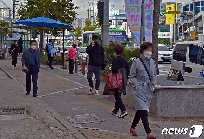 추운 날씨로 인해 15일 오전 광주 광산구 광주송정역 일대에서 출근길 시민들이 발걸음을 재촉하고 있다.2020.10.15/뉴스1 © News1 정다움 기자