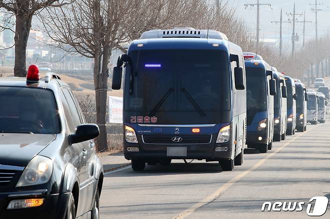 서울 동부구치소에서 신종 코로나바이러스 감염증(코로나19) 확진 판정을 받은 수용자를 태운 버스가 28일 오후 경북 청송군 경북북부 제2교도소로 향하고 있다. 2020.12.28/뉴스1 © News1 공정식 기자