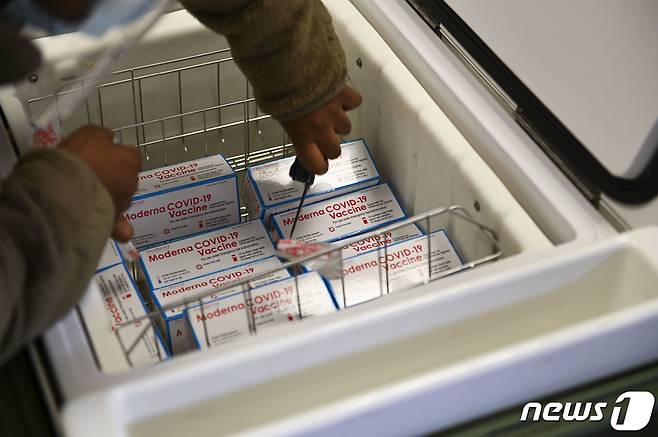 28일 미 육군 병원 직원들이 주한 미군 주둔지 오산 공군기지에서 에서 신종 코로나바이러스 감염증(코로나19)백신을 받고 있다.  (미공군 제공) 2020.12.28/뉴스1 © News1 김명섭 기자