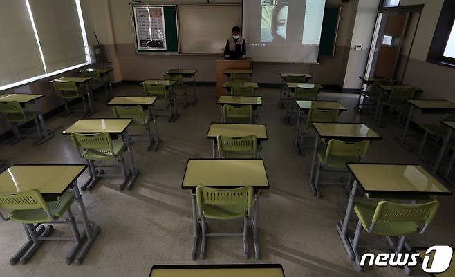 지난달 8일 서울 영등포구 소재 한 고등학교에서 교사가 화상수업을 하고 있다./뉴스1 © News1