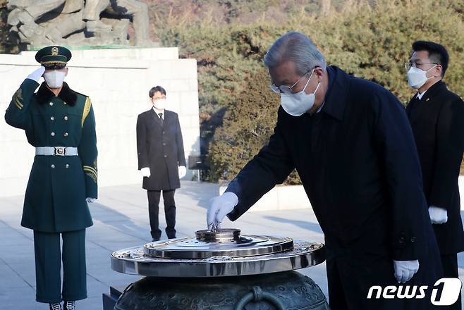 신축년 새해 첫 날인 1일 오전 김종인 국민의힘 비대위원장이 서울 동작구 국립현충원에서 참배를 하고 있다. 2021.1.1/뉴스1 © News1 박세연 기자