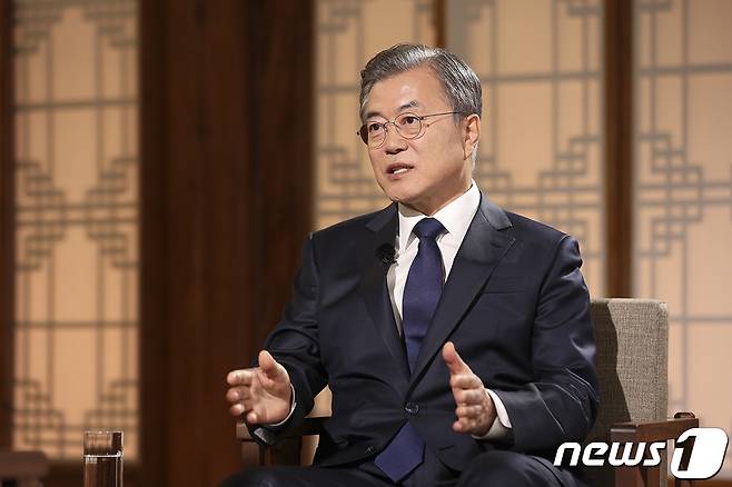 문재인 대통령이 지난 2019년 취임 2주년을 하루 앞둔 5월9일 오후 청와대 상춘재에서 열린 문재인 정부 2년 특집 대담 ‘대통령에게 묻는다’에서 사회자의 질문에 답변하고 있는 모습.(청와대 제공) 2019.5.9/뉴스1