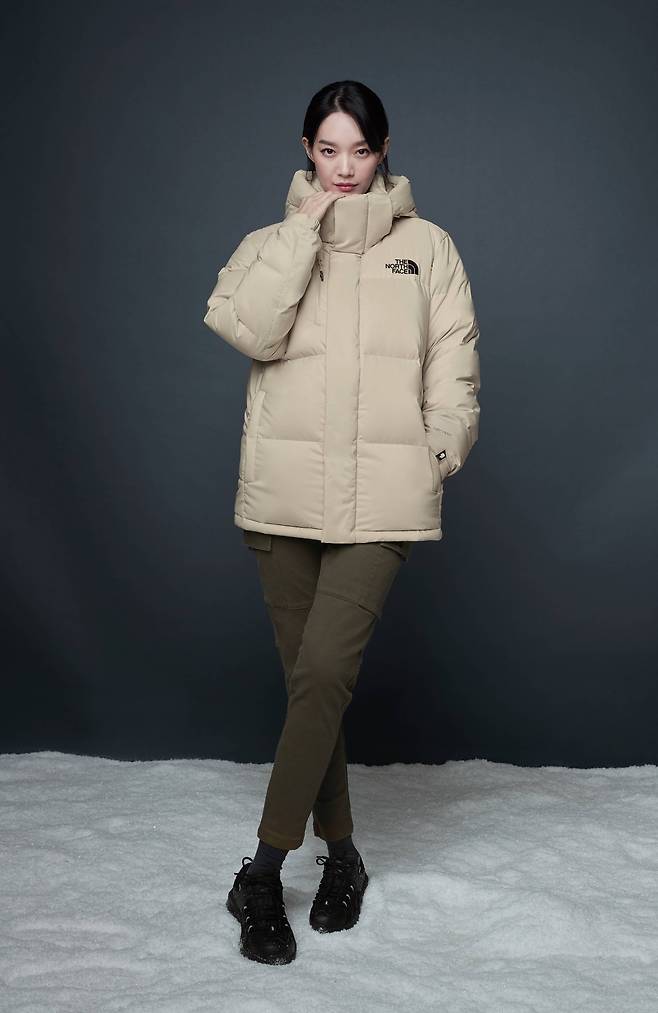 노스페이스 '에코 에어 다운 재킷' 및 '헥사 네오' 착용컷.© 뉴스1