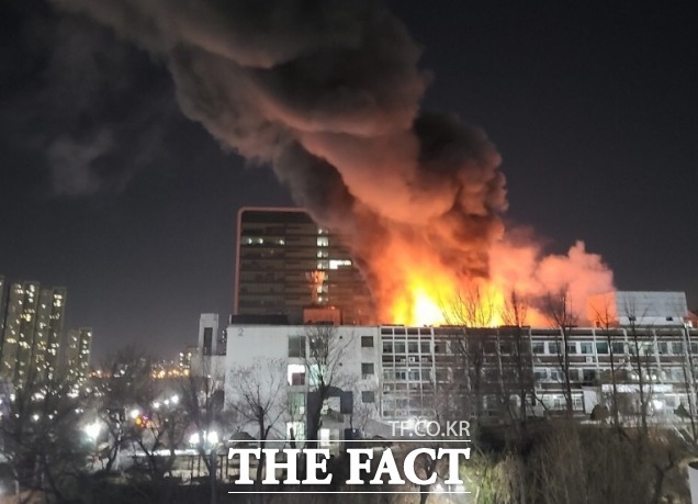 새해 첫날인 1일 인하대학교에서 화재가 발생해 1시간여 만에 큰 불길을 잡았다. /온라인 커뮤니티