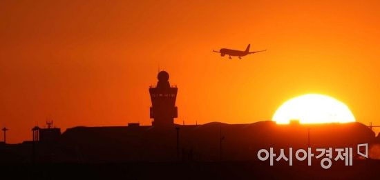 인천국제공항 위로 붉은 태양이 떠오르고 있다. 신축년은 신종 코로나바이러스 감염증(코로나19) 종식과 함께 평범한 일상을 되찾는 한 해가 되기를 기원한다. /문호남 기자 munonam@