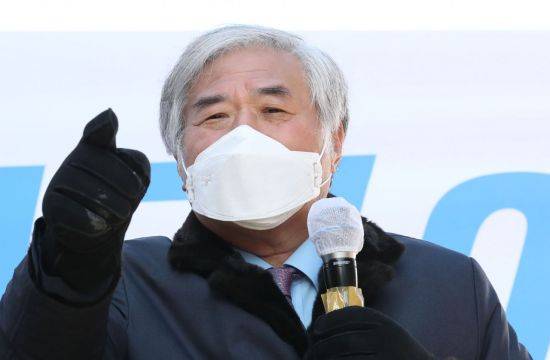 전광훈 사랑제일교회 목사가 31일 오전 서울 성북구 사랑제일교회 앞에서 공직선거법 위반과 대통령 명예훼손 혐의 1심 무죄 석방과 관련해 기자회견을 하고 있다. [이미지출처=연합뉴스]